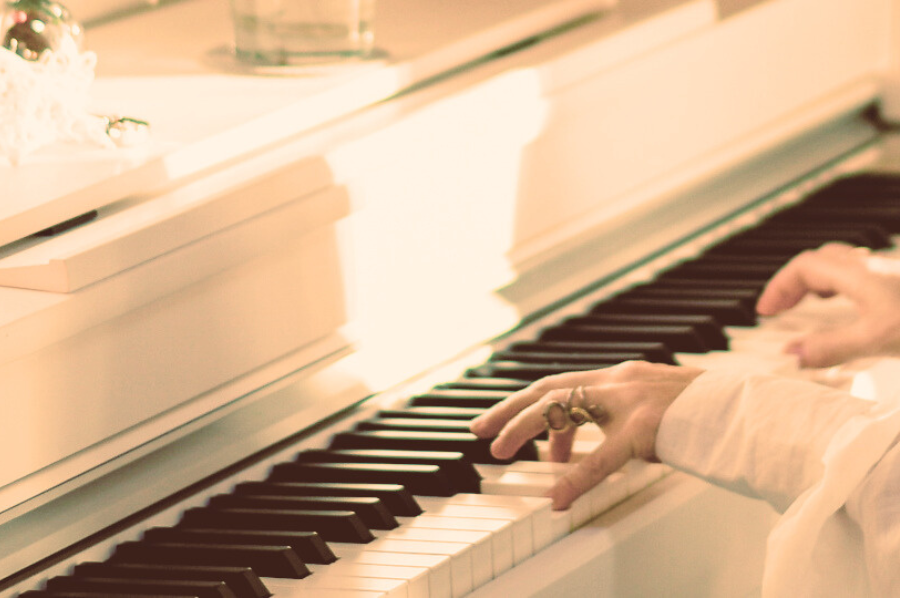 Nahizji in Deutschland in der Schule am Klavier